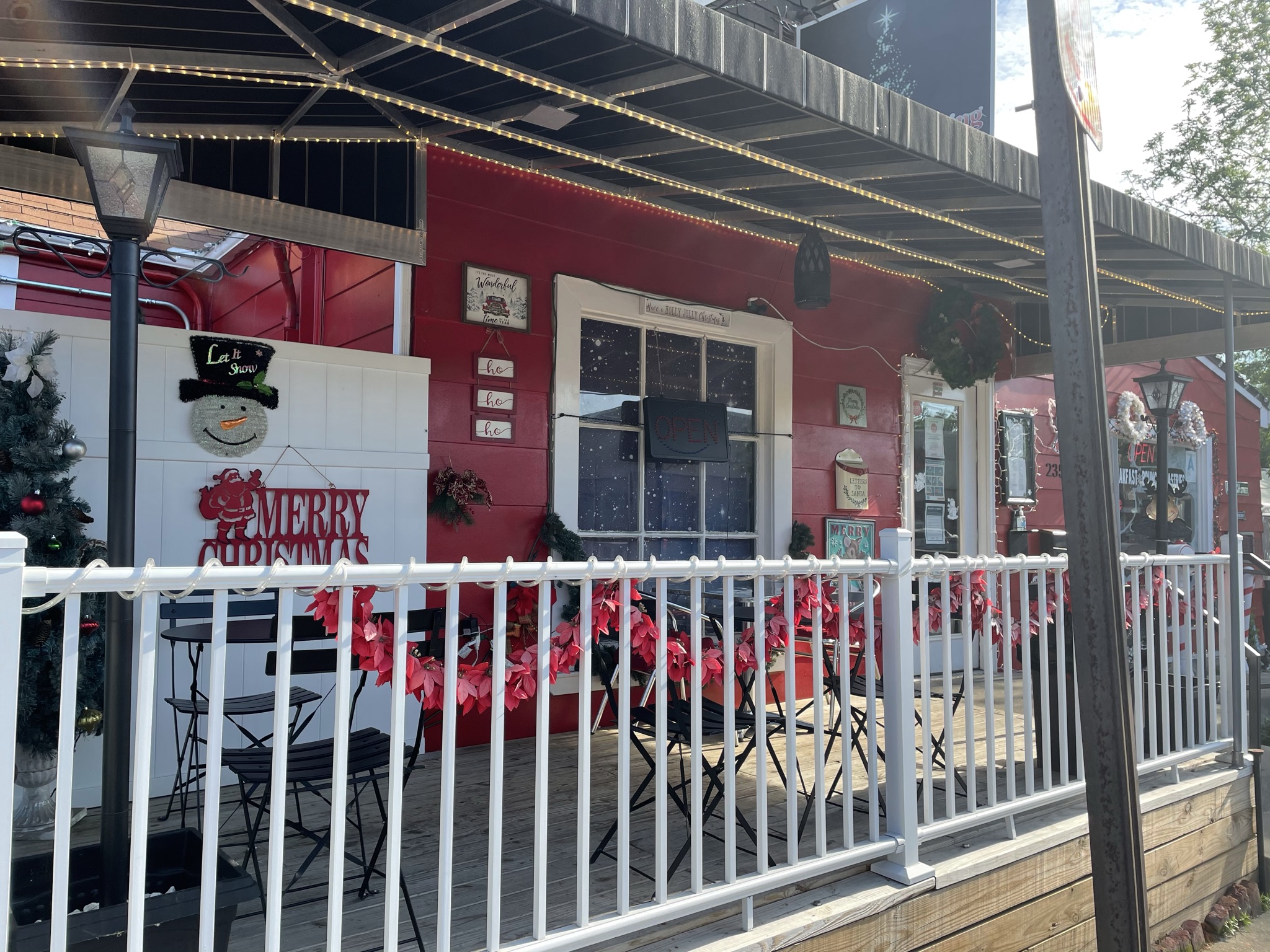 A Kentucky cafe where it's Christmas every day brostocks