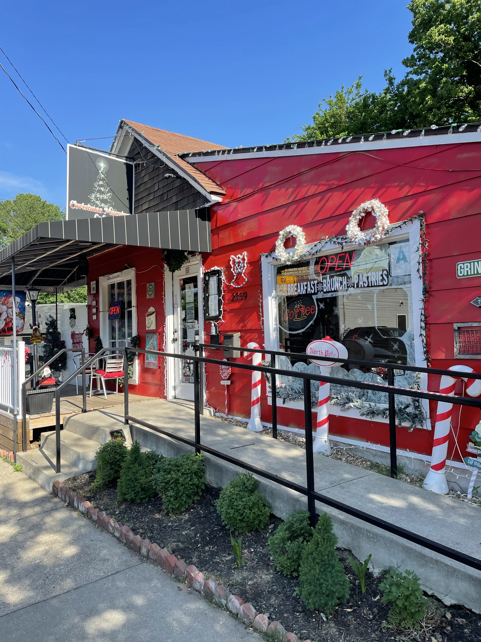 A Kentucky cafe where it's Christmas every day - brostocks